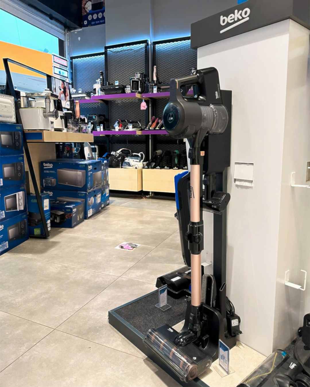 Tozlara veda, pratikliğe merhaba! Beko dikey süpürge ile temizlik artık çok daha kolay.