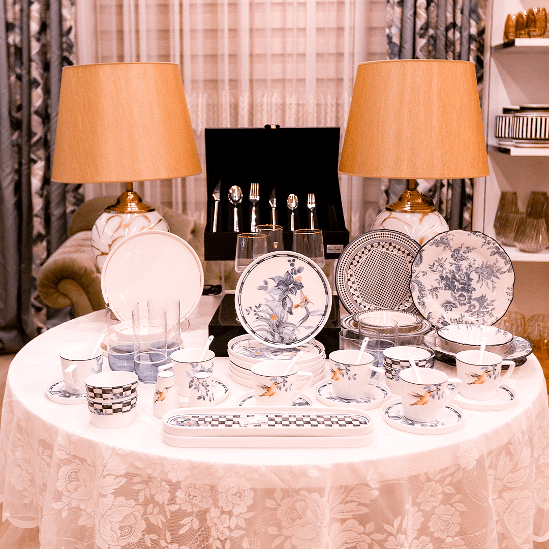 Yaz renkleri ve desenleri ile Taç’ın yemek takımları sofralarınızı süslüyor.